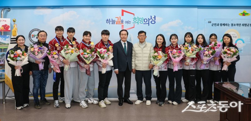 의성군청 남여 컬링팀이 전국동계체육대회가 끝난 후 기념촬영을 하고 있는 모습. 사진제공ㅣ의성군