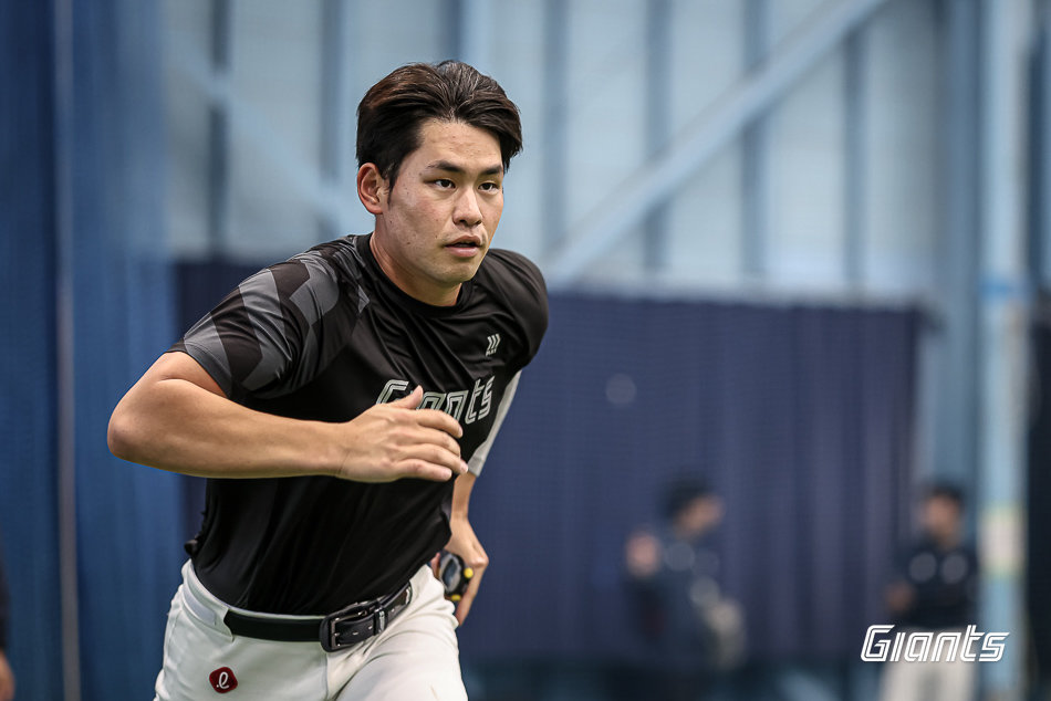 롯데 김진욱이 지난달 27일 일본 미야자키 소켄스타디움서 열린 스프링캠프 도중 러닝 훈련을 소화하고 있다. 사진제공｜롯데 자이언츠