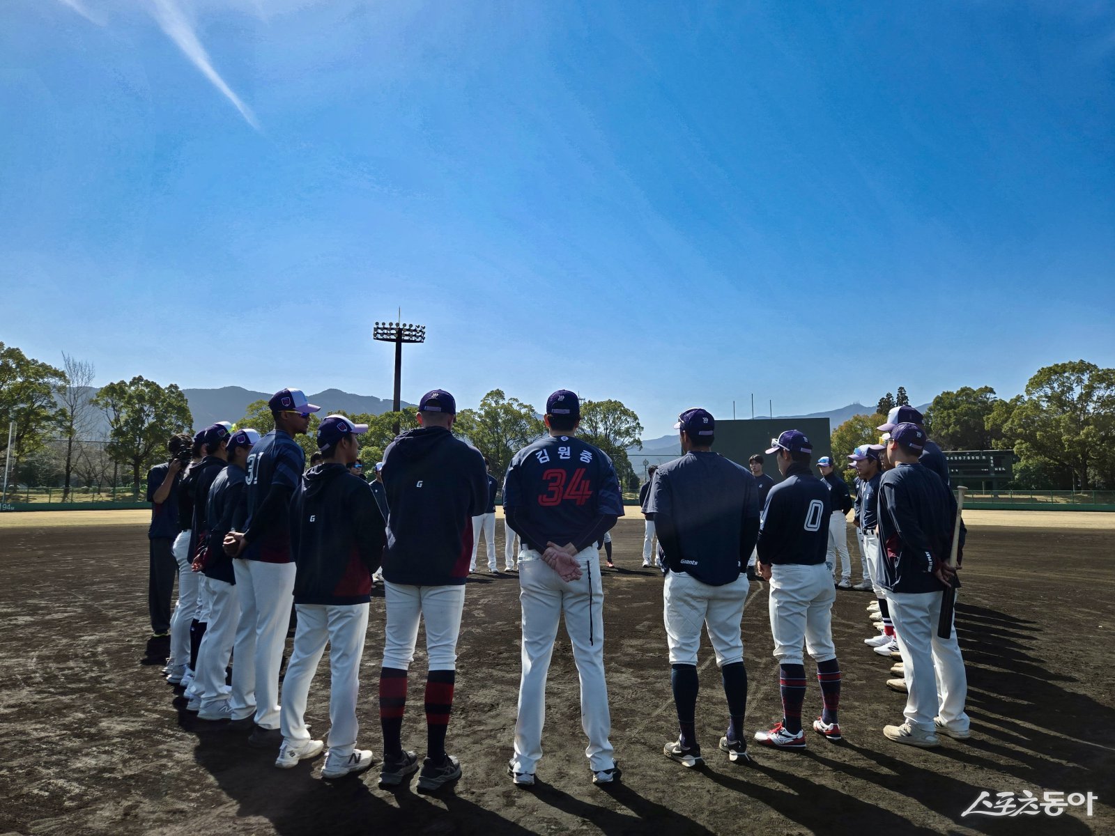 롯데 선수들이 4일 일본 미야자키 다노구장서 스프링캠프 일정을 마무리한 뒤, 선수단 미팅서 서로 격려하고 있다. 사진제공｜롯데 자이언츠