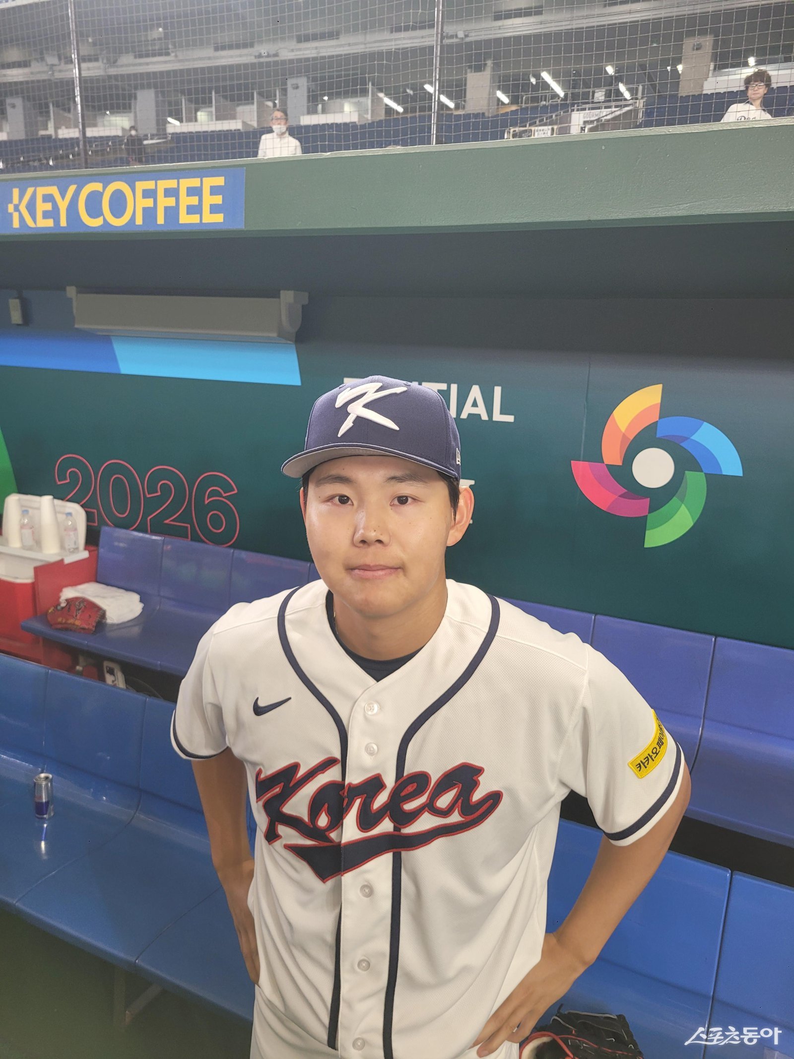 WBC 야구 대표팀 소형준이 4일 일본 도쿄돔서 공식 훈련을 마친 뒤 현장 취재진과 인터뷰를 진행했다. 소형준은 “2023년 대회 때보다 컨디션도, 몸 상태도 더 좋다. 야수들의 세리머니처럼 꼭 전세기에 탈 수 있었으면 좋겠다”고 결의를 다졌다. 소형준은 5일 체코전에 대표팀 선발투수로 등판한다. 도쿄｜장은상 기자 award@donga.com