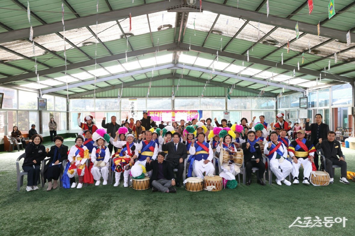 고흥군은 지난 3일(음력 1월 15일) 과역면 독대마을과 내백마을 일원에서 정월대보름을 맞아 전통 민속인 ‘당산제’를 봉행하고 기념촬영을 하고 있다. 사진제공｜고흥군