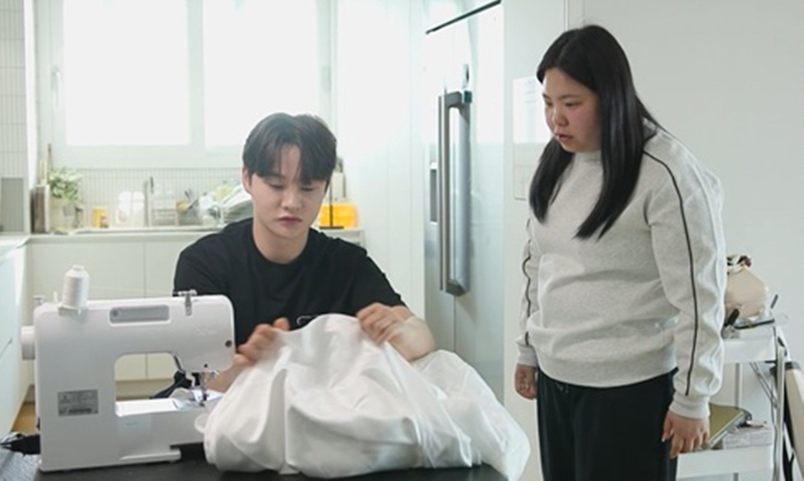 박서진, 숨겨둔 여친 있나? 셀프 웨딩드레스 제작 포착 (살림남)