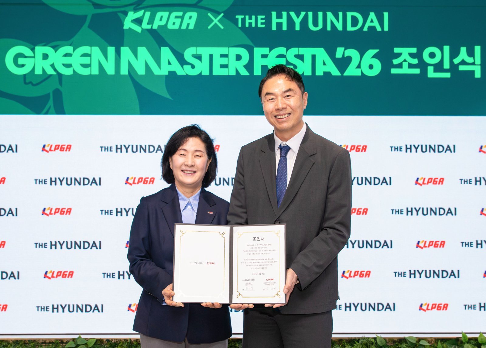 정지영 현대백화점 사장(오른쪽)과 김순희 KLPGA 수석부회장. 사진제공｜현대백화점