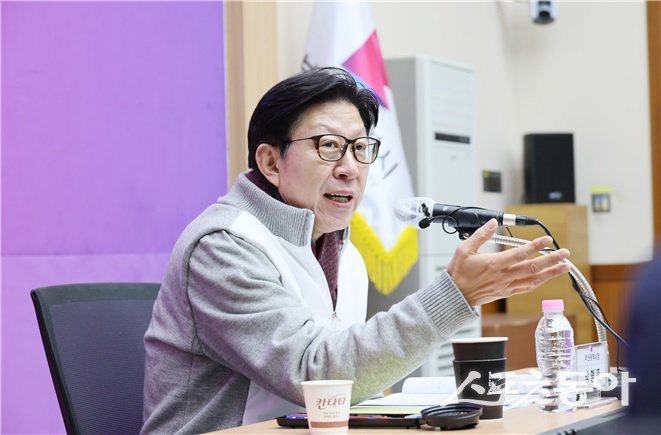 박형준 부산시장이 4일 오전 시청 소회의실에서 ‘ 중동 상황 ’ 급변에 선제적으로 대응하기 위한 ‘ 긴급 점검 회의 ’를 개최하고 있다. (사진제공=부산시)