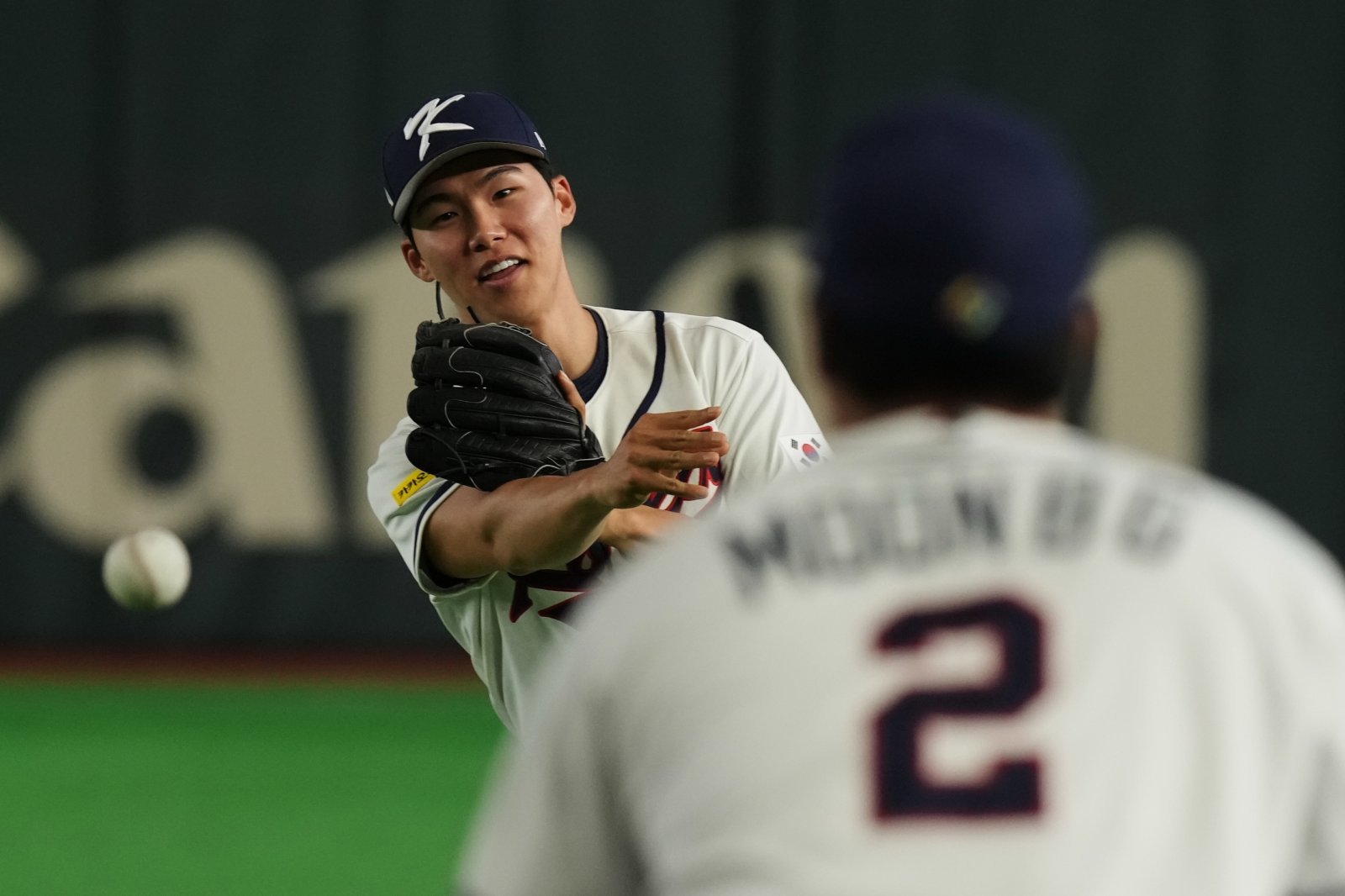WBC 야구 대표팀 김혜성이 4일 일본 도쿄돔서 열린 공식 훈련에서 대표팀 동료들과 함께 활기차게 훈련을 소화하고 있다. 도쿄｜AP뉴시스