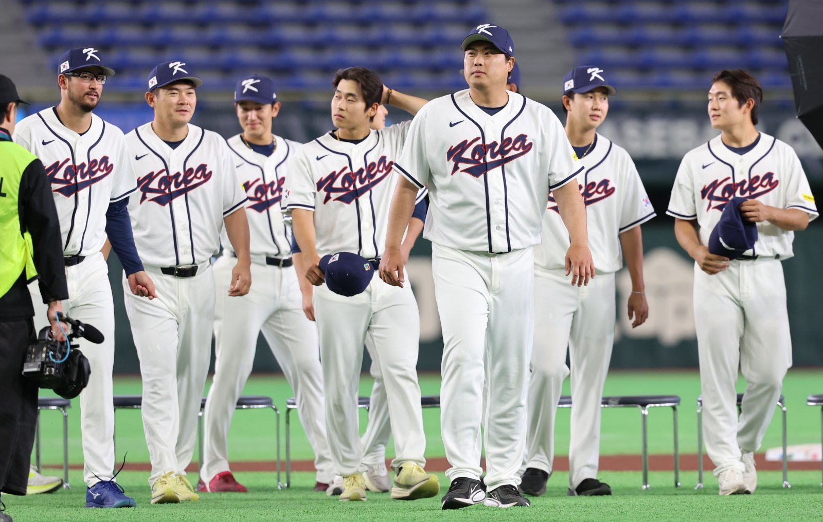 WBC 야구 대표팀 류현진(오른쪽 3번째)과 투수진이 4일 일본 도쿄돔서 대회에 앞서 단체 사진 촬영을 마친 뒤 덕아웃으로 향하고 있다. 도쿄｜뉴시스