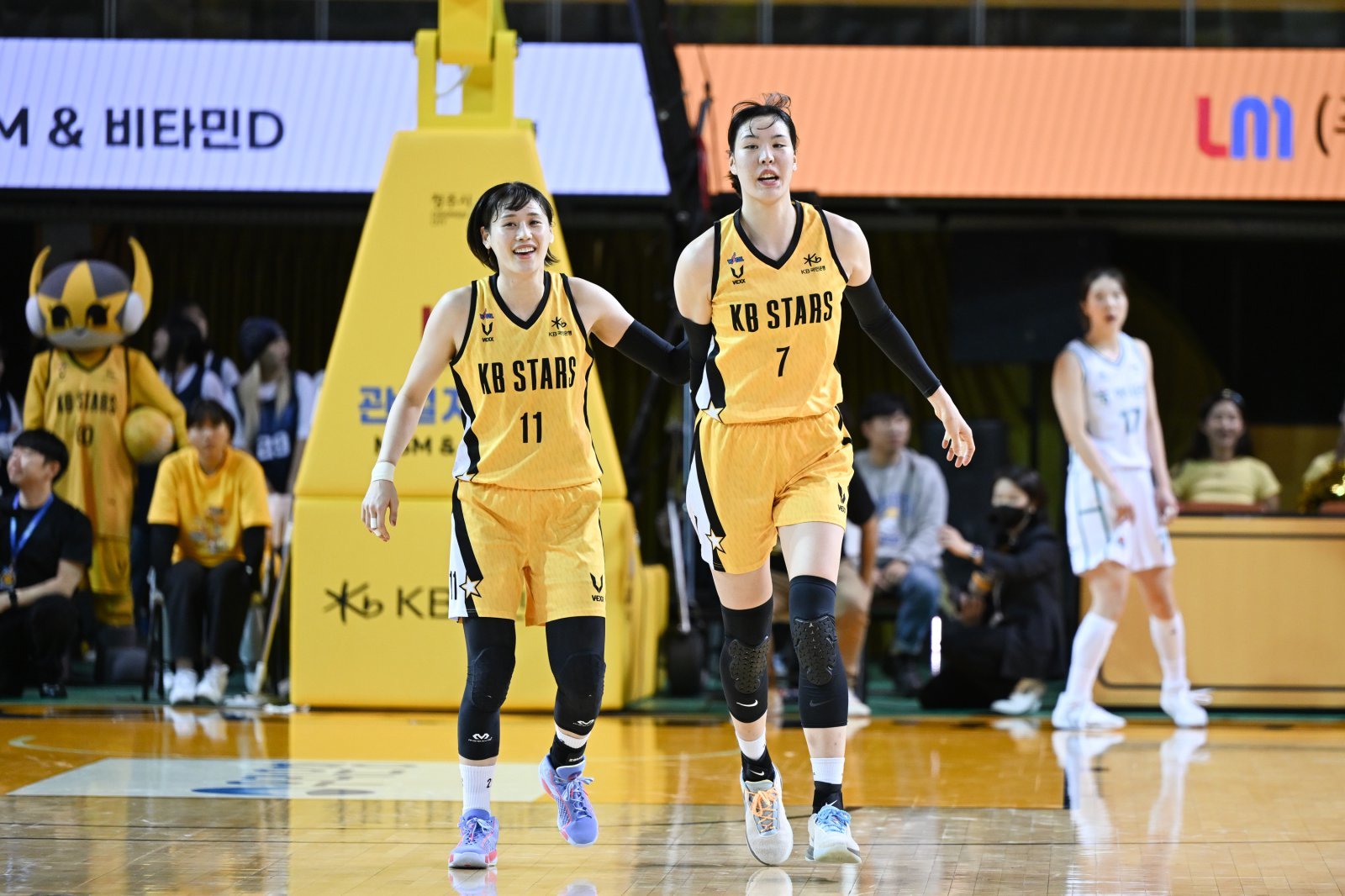 2026 FIBA 여자농구 월드컵 최종예선에 출전하는 KB스타즈 강이슬(왼쪽), 박지수가 후배 선수들을 향한 조언을 건넸다. 사진제공ㅣWKBL