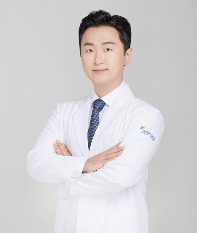 강남아이원스안과의원 백동원 대표원장