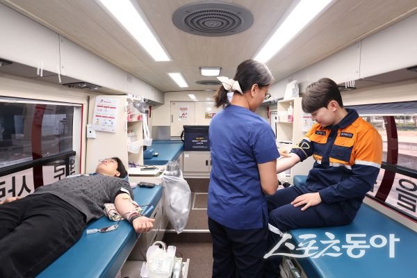 포항제철소 직원이 사랑의 헌혈 행사에 참여하고 있는 모습. 사진제공ㅣ포스코