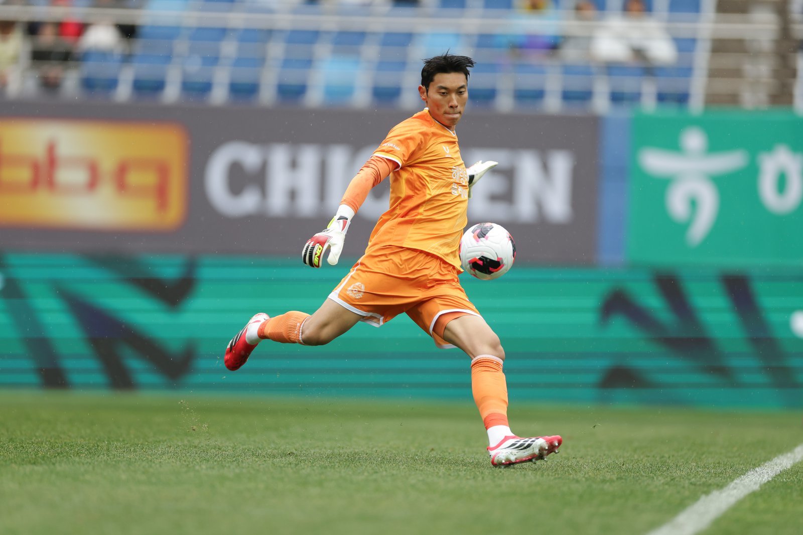 안양 골키퍼 김정훈이 2일 대전월드컵경기장에서 열린 대전하나와 K리그1 개막전 원정경기서 공을 상대진영으로 보내고 있다. 그는 후반 추가시간 PK를 막아내 팀의 1-1 무승부를 지켰다. 사진제공｜한국프로축구연맹