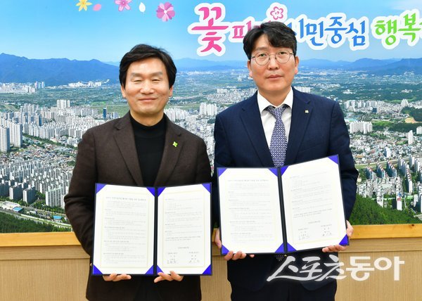 경산시가 4일 아이에스동서와 ‘지역 건설 산업 활성화’ 업무 협약을 체결한 후 기념촬영을 하고 있는 모습. 사진제공ㅣ경산시