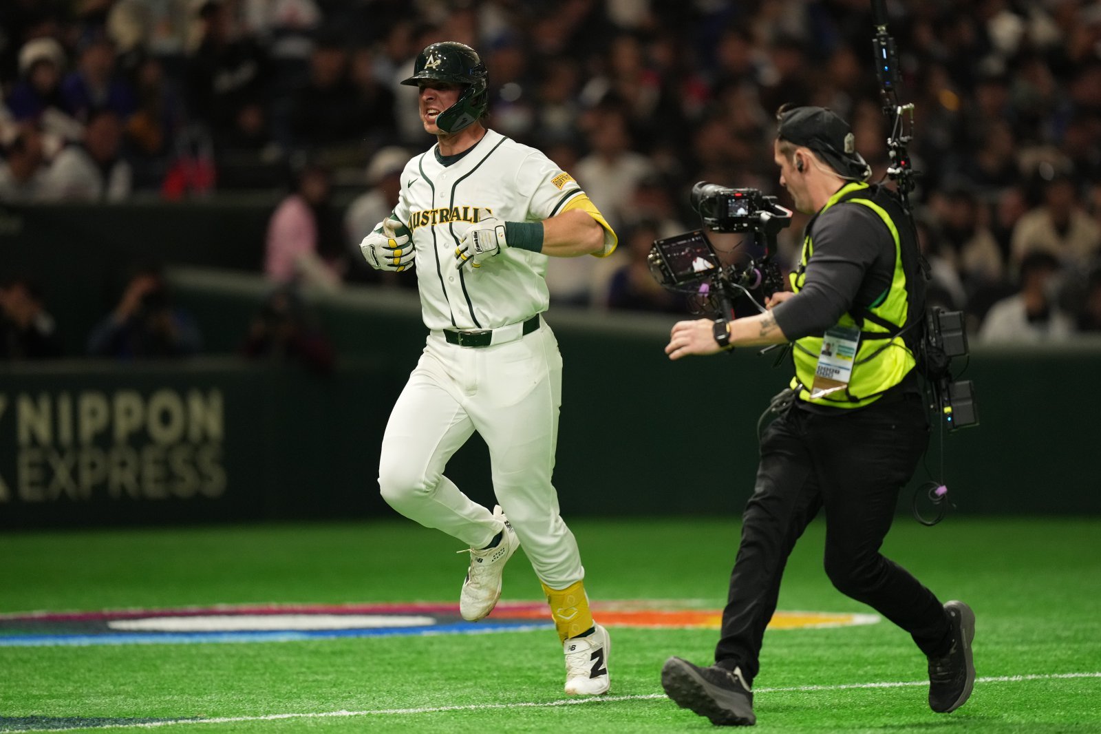 호주 대표팀 로비 퍼킨스가 5일 일본 도쿄돔서 열린 2026 WBC 조별리그 C조 대만전에서 5회말 결승 2점 홈런을 친 뒤 누상을 돌고 있다. 도쿄｜AP뉴시스