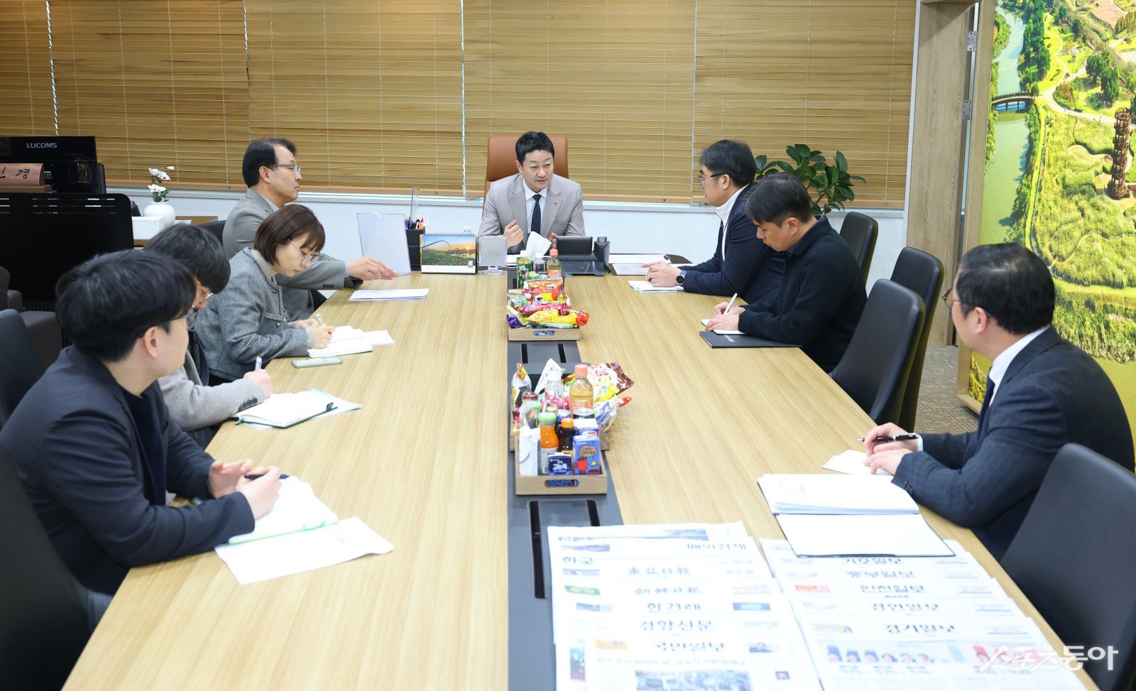 경기도 세입의 핵심 축인 과천 경마장의 이전 논의가 가시화되는 가운데, 김진경 경기도의회 의장(더민주·시흥3)이 경기도 집행부를 긴급 소집해 ‘도외 유출 절대 불가’ 방침을 확고히 하며 대응 전략 점검에 나섰다. 사진제공|경기도의회