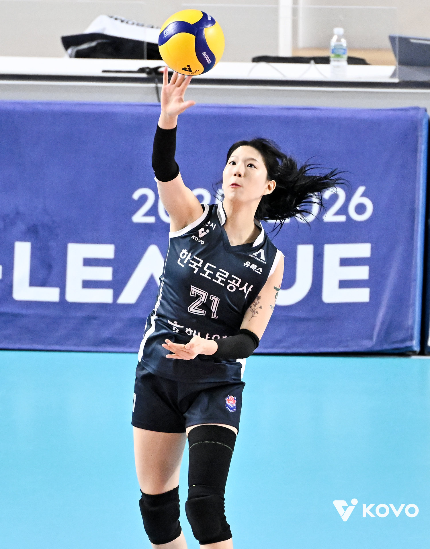 한국도로공사 이예은이 4일 김천체육관서 열린 페퍼저축은행과 V리그 여자부 경기 도중 서브를 하고 있다. 사진제공｜KOVO