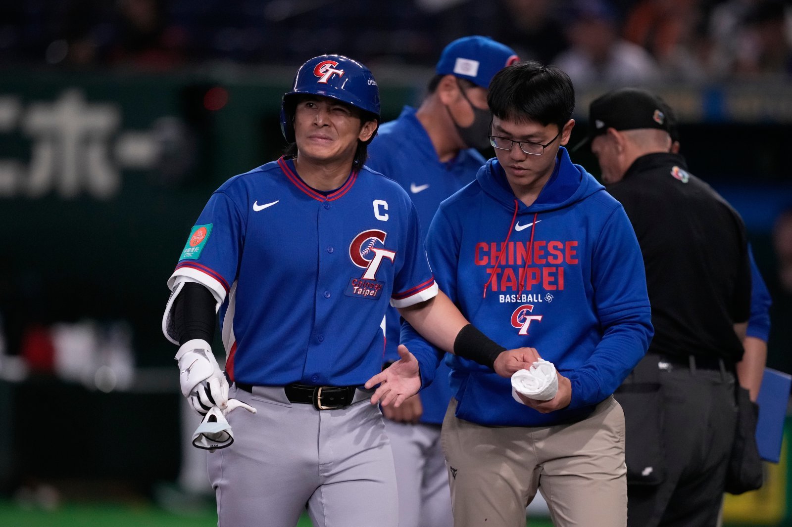 대만 대표팀 천제셴(왼쪽)이 5일 일본 도쿄돔에서 열린 제6회 월드베이스볼클래식(WBC) 호주와 맞대결서 6회말 잭 오러플린의 투구에 왼손을 맞은 뒤 경기장을 빠져나가고 있다. 도쿄｜AP뉴시스