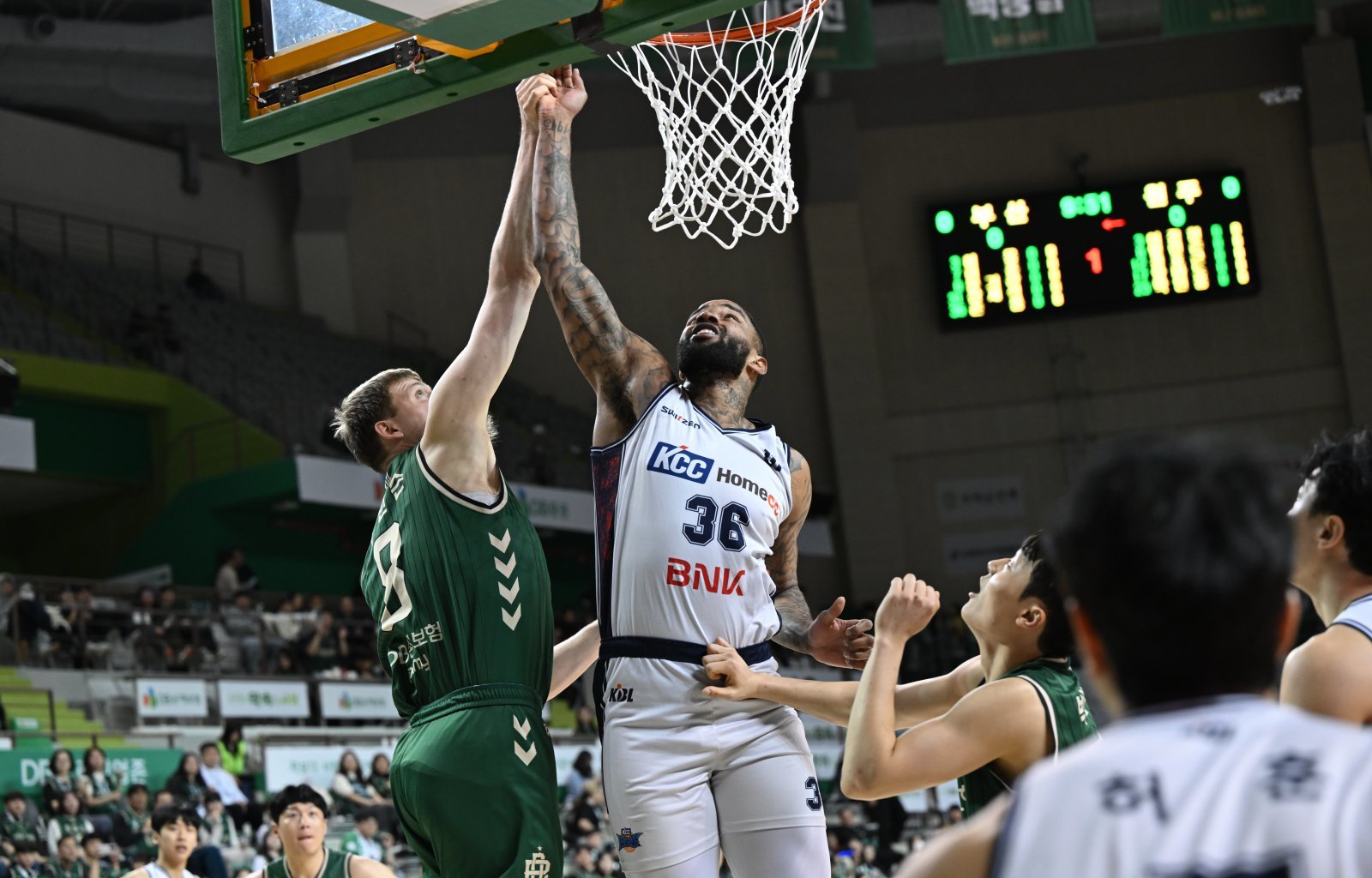 KCC 숀 롱(오른쪽)이 5일 원주DB프로미아레나서 열린 DB전에서 헨리 엘런슨의 수비를 피해 득점하고 있다. 사진제공｜KBL