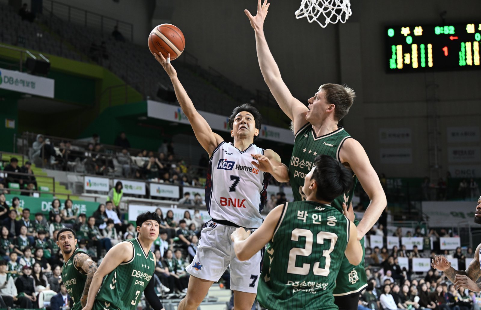 KCC 허훈(왼쪽)이 5일 원주DB프로미아레나서 열린 DB전에서 헨리 엘런슨의 수비를 피해 슛을 시도하고 있다. 사진제공｜KBL