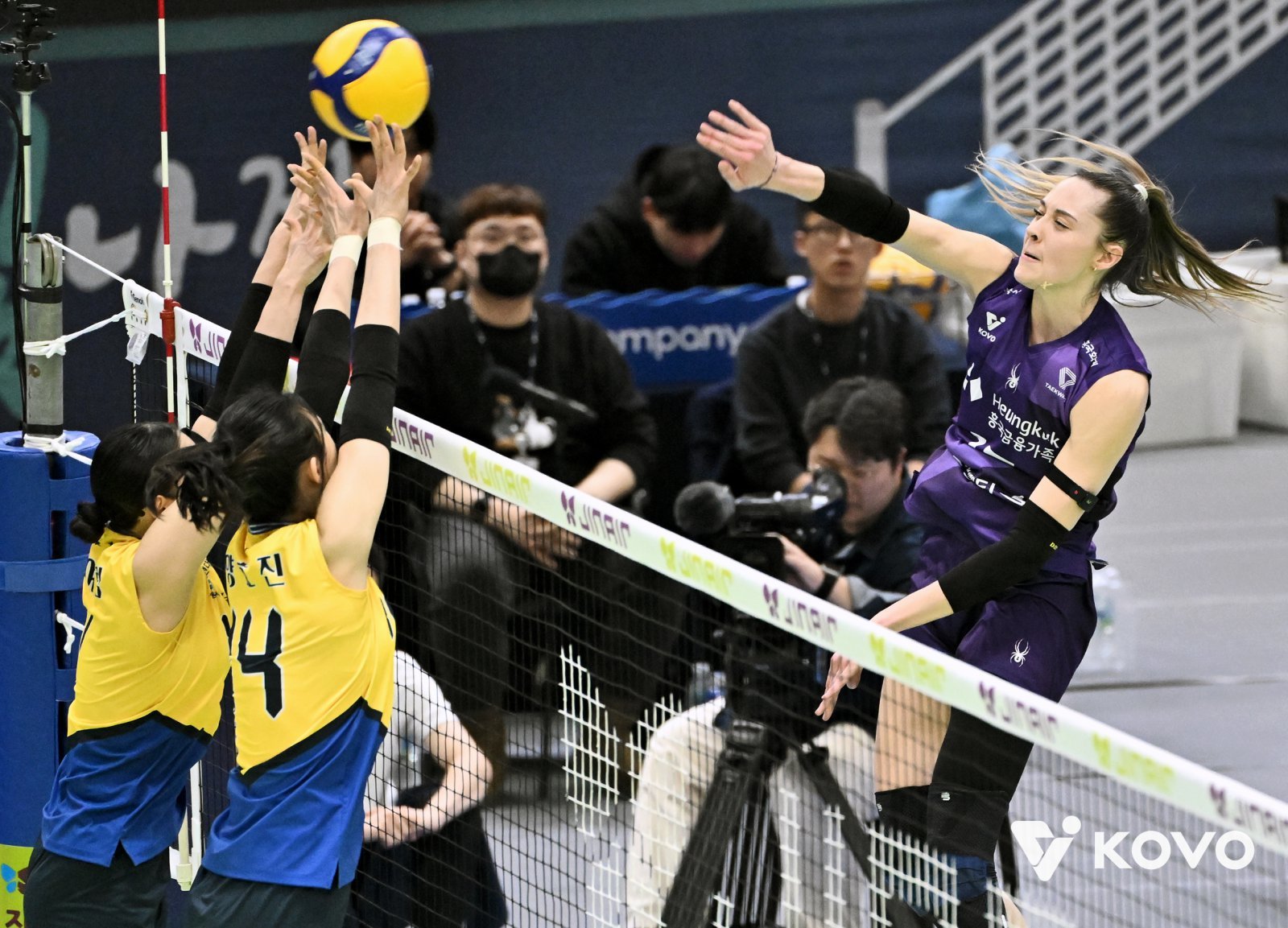 [SD 리뷰 in 수원] 흥국생명, 현대건설전 3-2 승리로 3연패 마감했지만 2위 도약 무산…회복세 보인 레베카의 27득점 활약이 위안