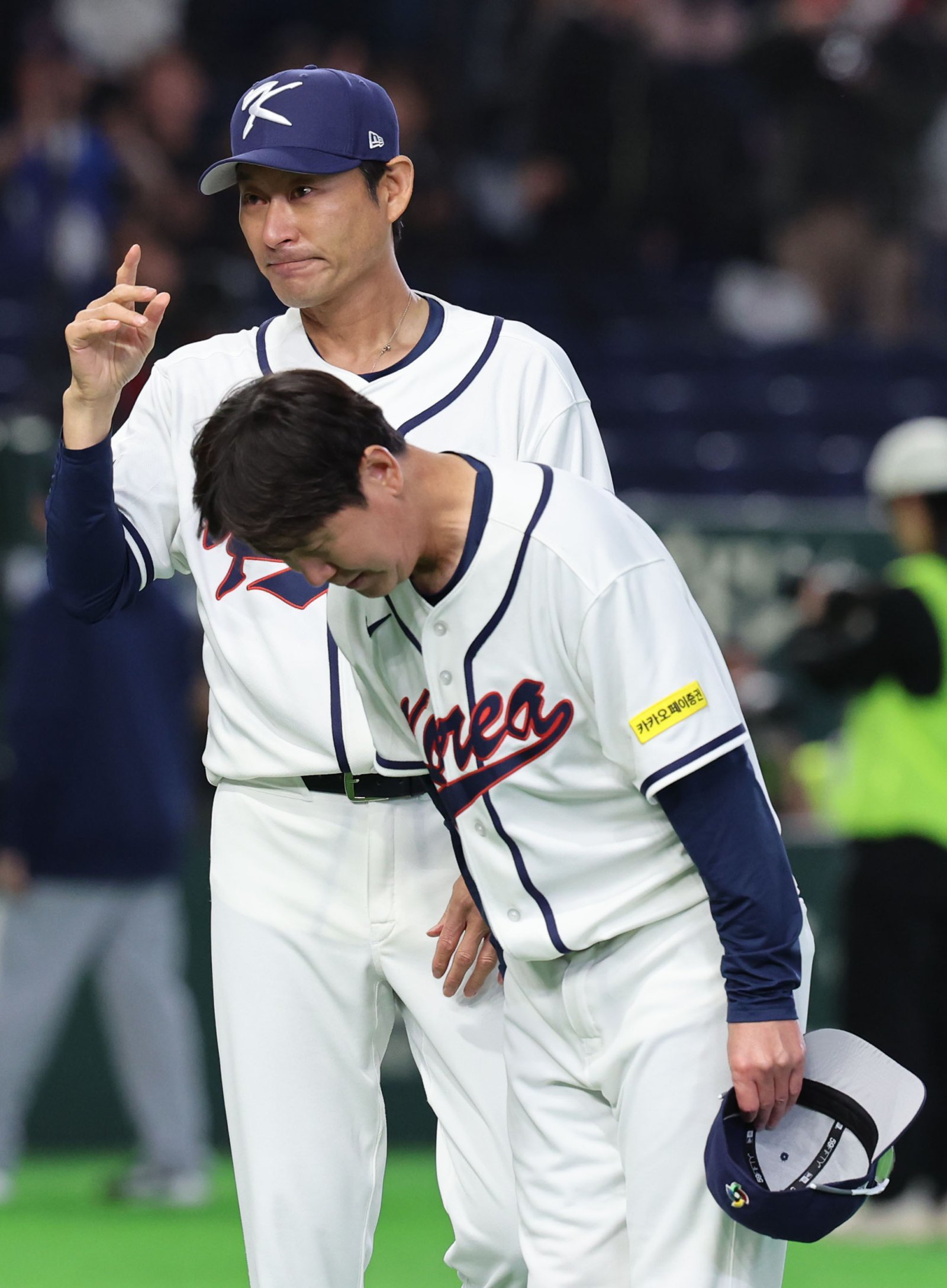 류지현 WBC 야구대표팀 감독(앞)이 5일 일본 도쿄돔에서 열린 2026 WBC C조 본선 1라운드 체코전에서 11-4로 승리한 뒤 팬들에게 감사 인사를 하고 있다. 도쿄｜뉴시스