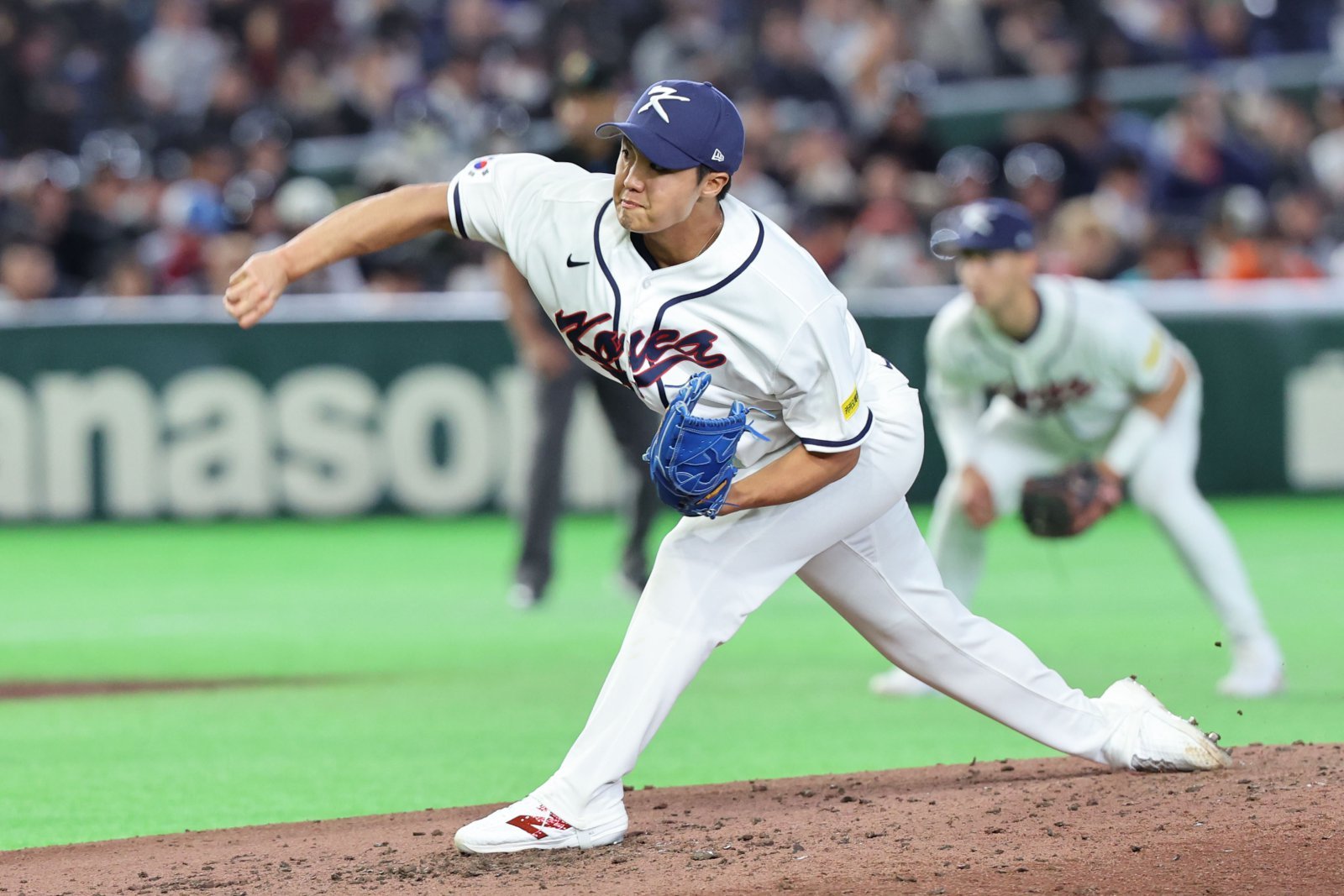 WBC 야구 대표팀 정우주가 5일 일본 도쿄돔에서 열린 대회 본선 1라운드(C조) 체코전에서 5회초에 등판해 힘차게 공을 던지고 있다. 도쿄｜뉴시스