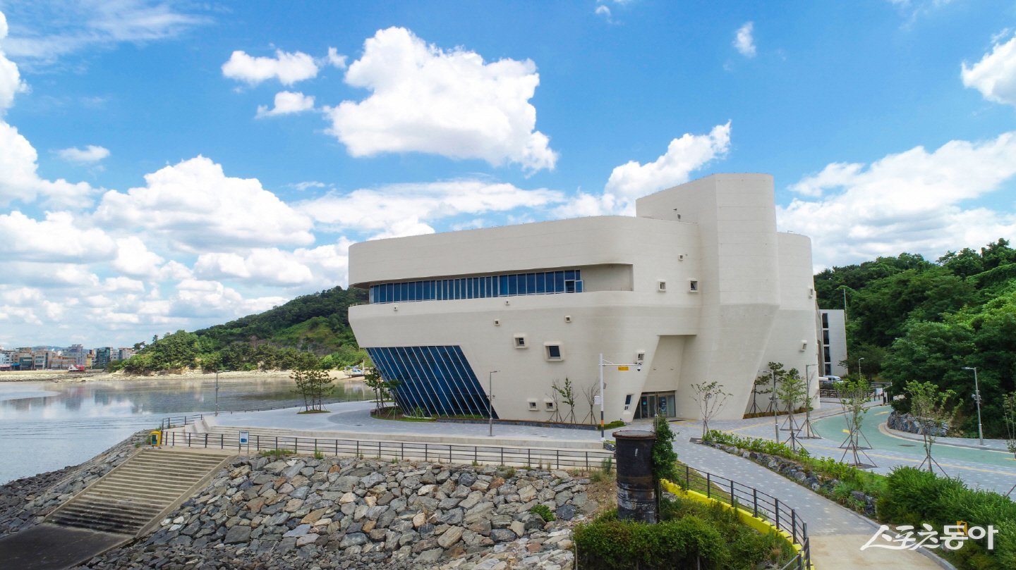 시흥시(시장 임병택)는 시흥오이도박물관이 문화체육관광부 산하 대한민국역사박물관이 주관하는 ‘2026년 근현대사박물관 협력망 지원사업’에 최종 선정돼 국비 1,000만 원을 확보했다고 6일 밝혔다(시흥오이도박물관 외관). 사진제공|시흥시