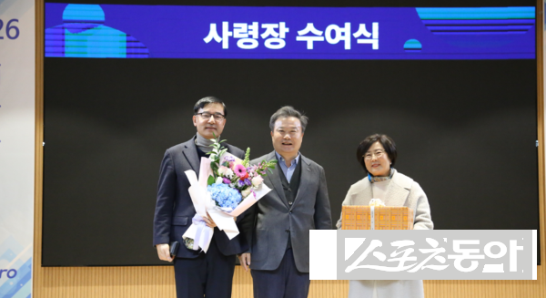 박석회 에코프로씨엔지 대표(왼쪽)와 부인 강정숙 씨(오른쪽)가 올 1월 에코프로 시무식에서 열린 승진 임명장 수여식에서 이동채 에코프로 창업주와 기념사진을 촬영하고 있는 모습. 사진제공ㅣ에코프로