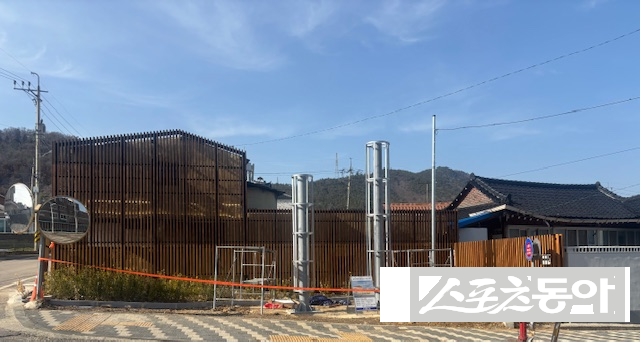 강진읍 일원에 설치된 목재 펜스 및 목재담장. 사진제공│강진군