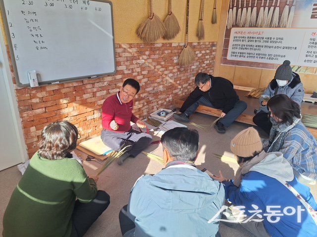 순천만습지에서 탐방객들이 갈대빗자루를 만드는 체험 프로그램에 참여하고 있다. 사진제공│순천시