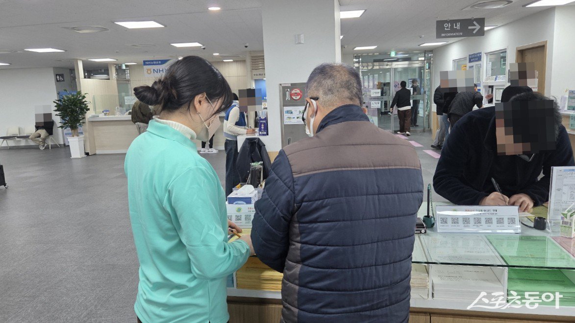 용인 시민이 차량등록사업소 민원웰컴서포터즈의 안내을 받고있다. 사진제공|용인시