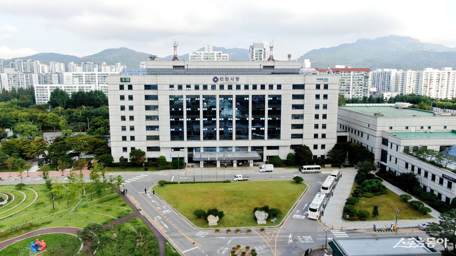 안양시(시장 최대호)는 지난해 경기도 인구 50만 이상 대도시 중 출생아 수 증가율 1위를 달성했다(안양시청 전경). 사진제공|안양시
