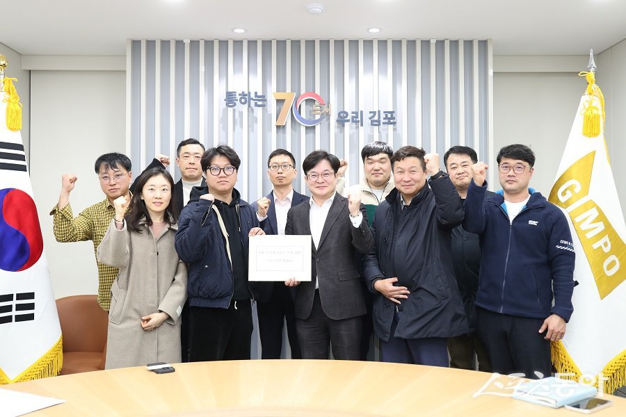 김병수 시장은 서울지하철 5호선 국회 국민청원에 참여한 시민들을 만나 시민의 뜻을 정부에 전달하는 데 적극 나섰으며, 예비타당성조사 결과는 오는 10일 발표될 예정이다. 사진제공｜김포시청