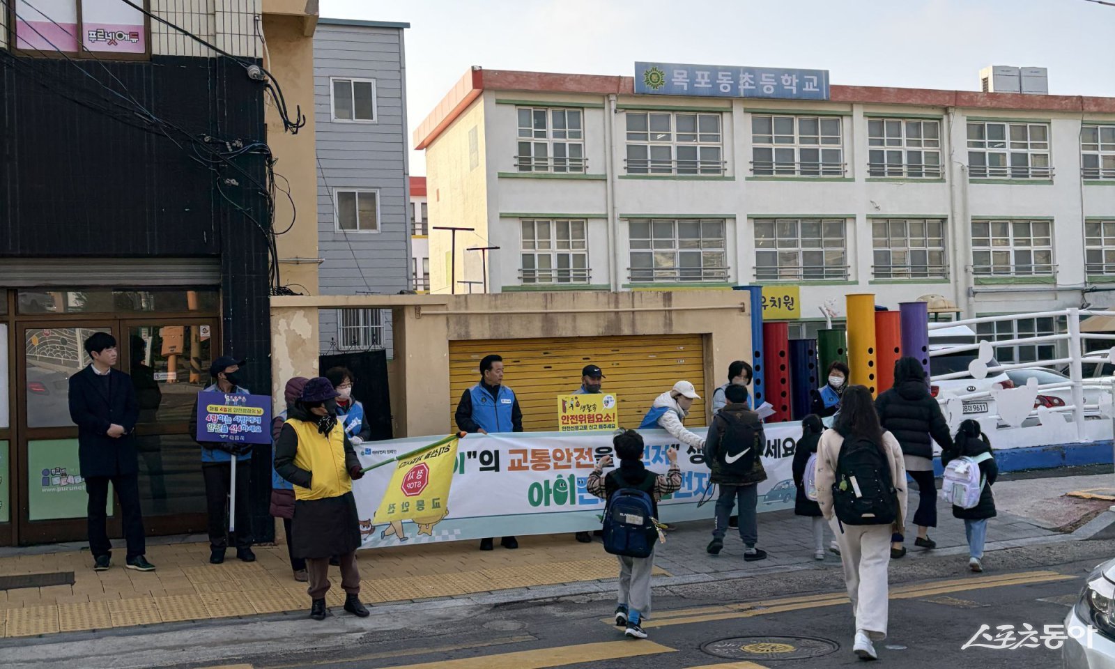 목포시는 새 학기를 맞아 지난 4일 초등학교 앞 어린이 보호구역에서 시민과 함께하는 ‘안전 한바퀴’ 교통안전 캠페인을 전개하고, 통학로 안전망 점검에 나섰다. 사진제공 I 목포시