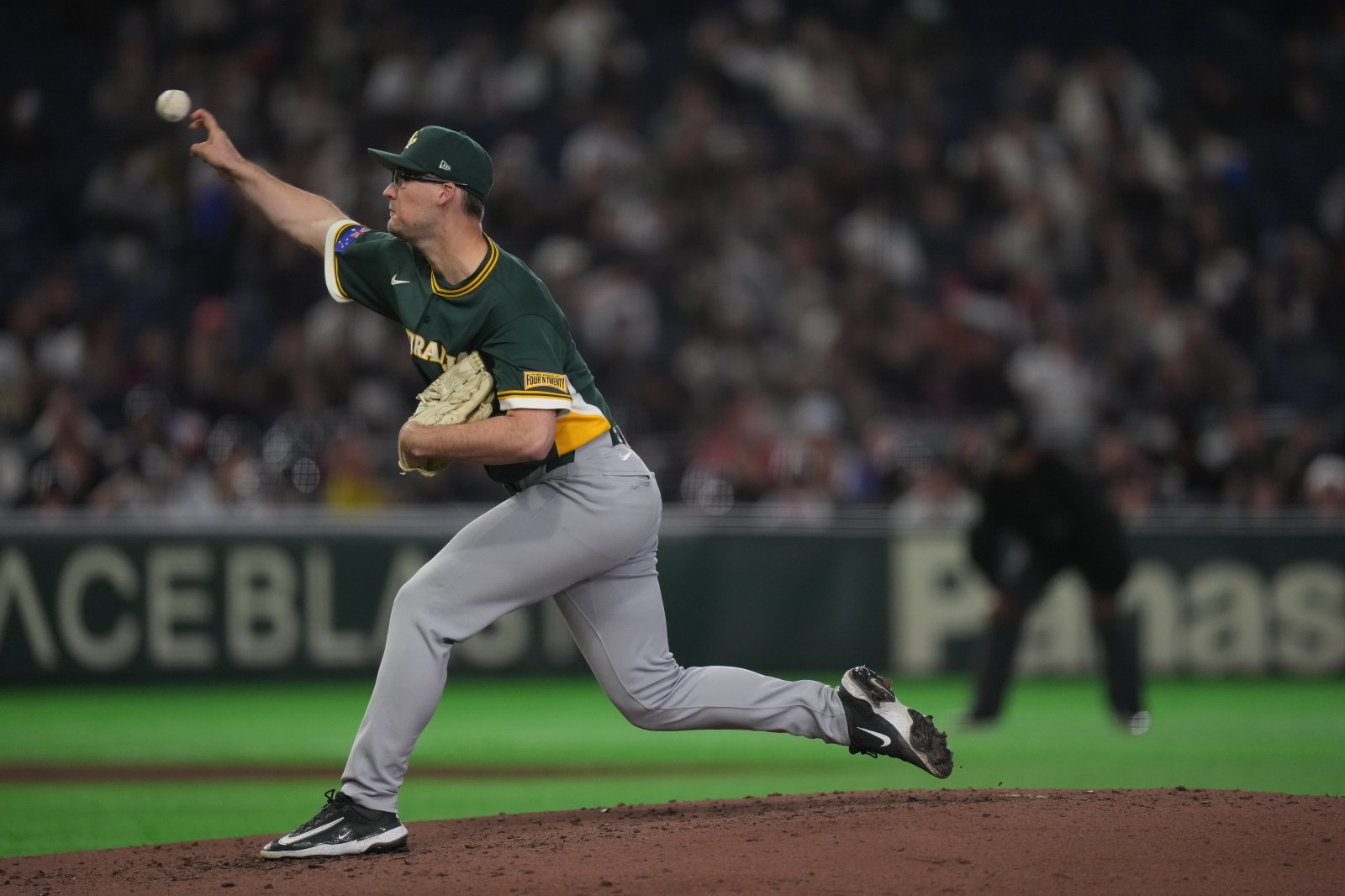 지난 시즌 LG 트윈스에서 뛰었던 호주 WBC대표팀 투수 코엔 윈이 6일 도쿄돔에서 열린 체코전에서 투구하고 있다. 도쿄ㅣAP뉴시스