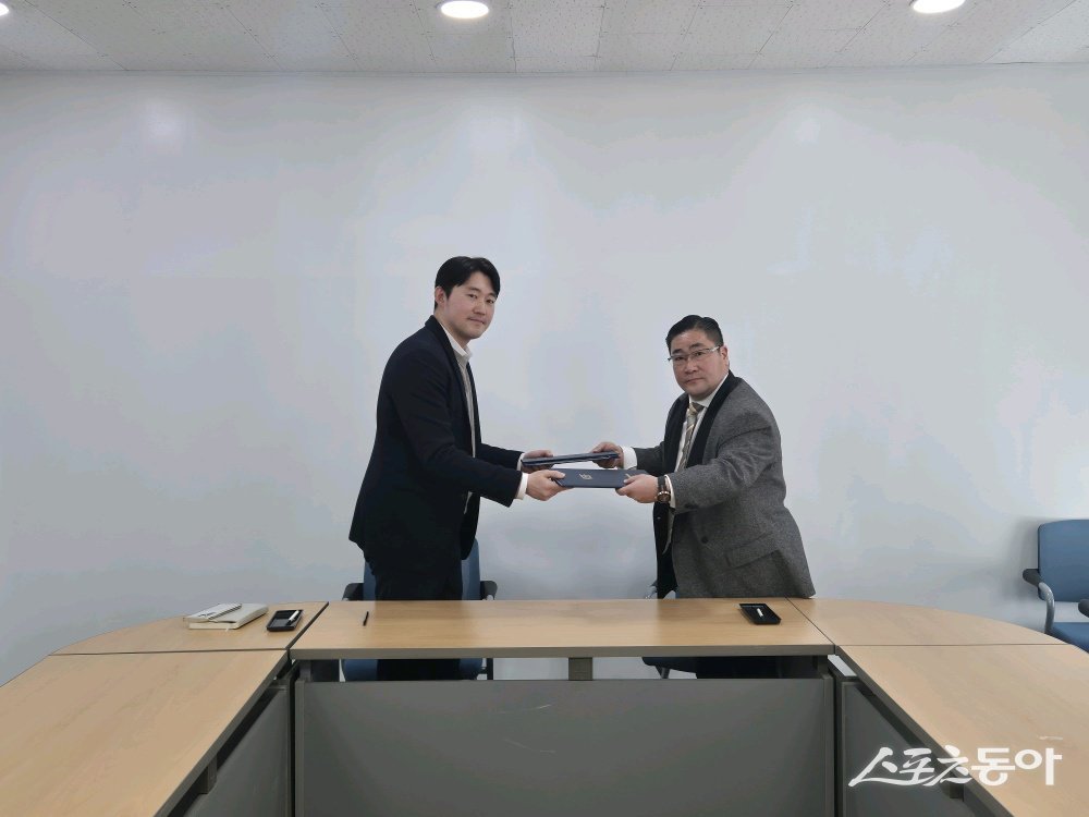 인천협의회는 최근 경기경영자총협회(본부장 유정모)와 업무협약(MOU)을 추진하며, 한국산업인력공단이 주관하는 ‘2026년 중소기업 AI훈련확산센터’ 사업의 핵심 동력으로 합류했다(왼쪽부터 유정모 본부장, 김형주 회장). 사진제공｜대한민국산업현장교수단 인천협의회