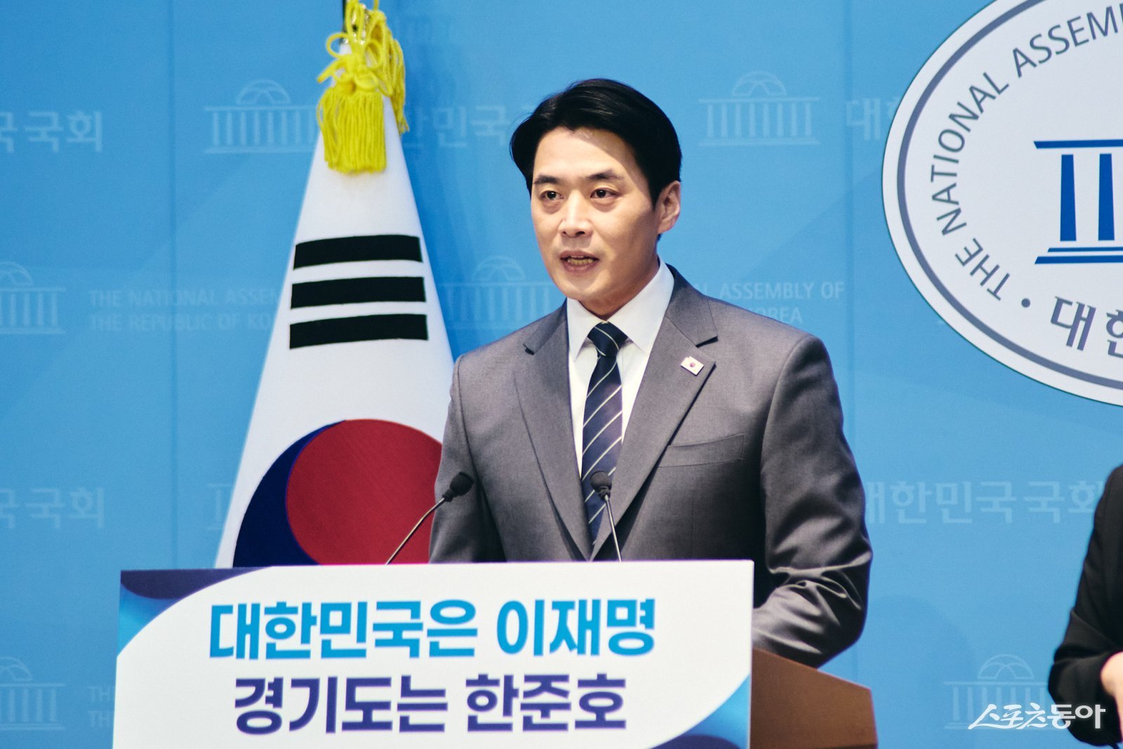 한준호 의원은 6일 생활물가 담합과 시장 교란 행위를 근절하기 위한 ‘경기도 민생공정경제 5대 공약’을 전격 발표했다(한준호 더불어민주당 의원이 지난 2월 12일 서울 여의도 국회 소통관에서 경기도지사 출마 기자회견을 하고 있다). 사진제공|한준호 의원