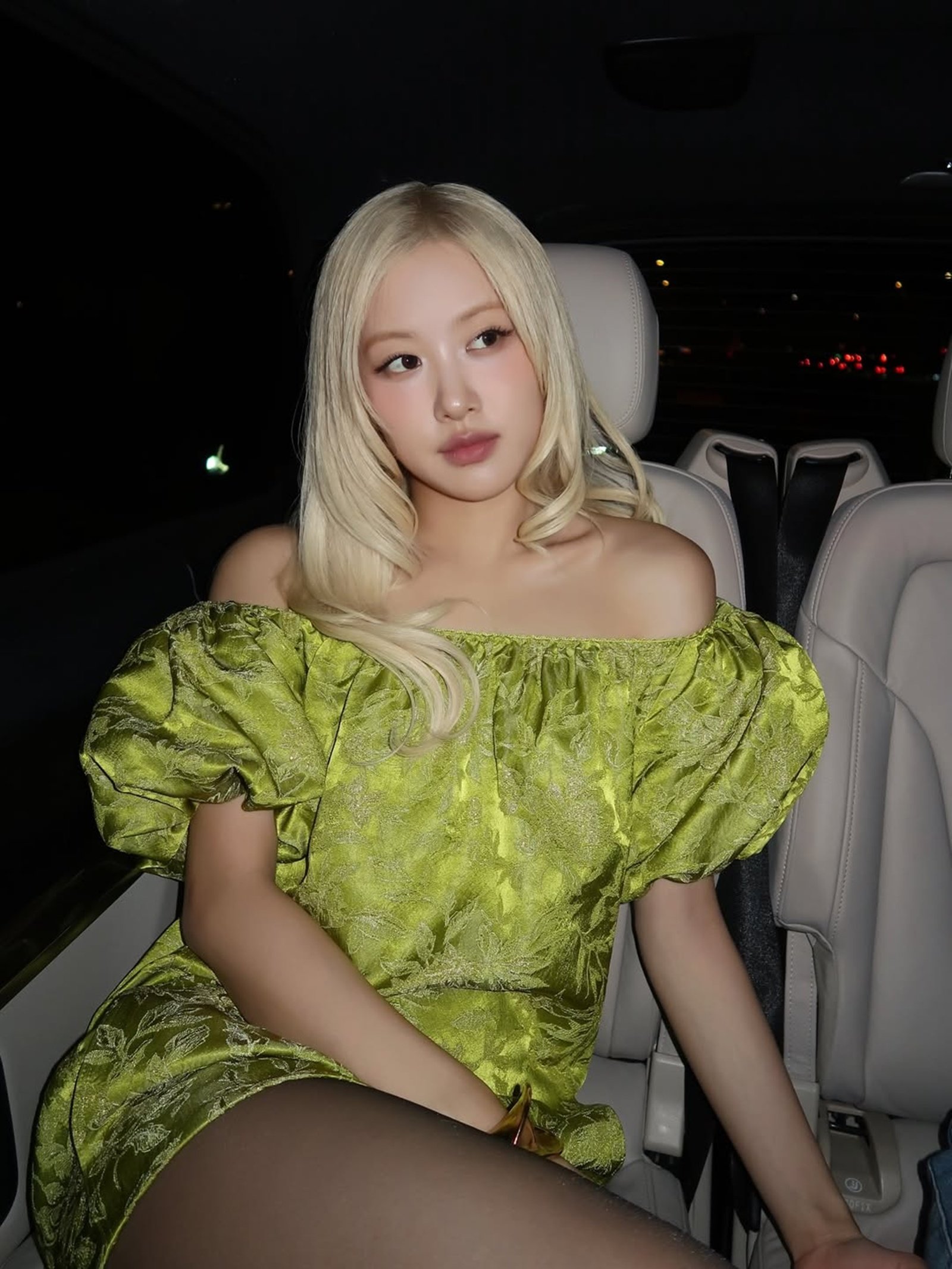 로제, 명품 쇼 홀린 오프숄더 자태…비현실적 어깨라인 [DA★]