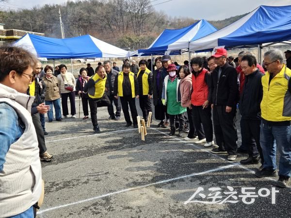 영주시 이산면 19개 마을 주민이 참여해 윷놀이 대항전을 하고 있는 모습. 사진제공ㅣ영주시