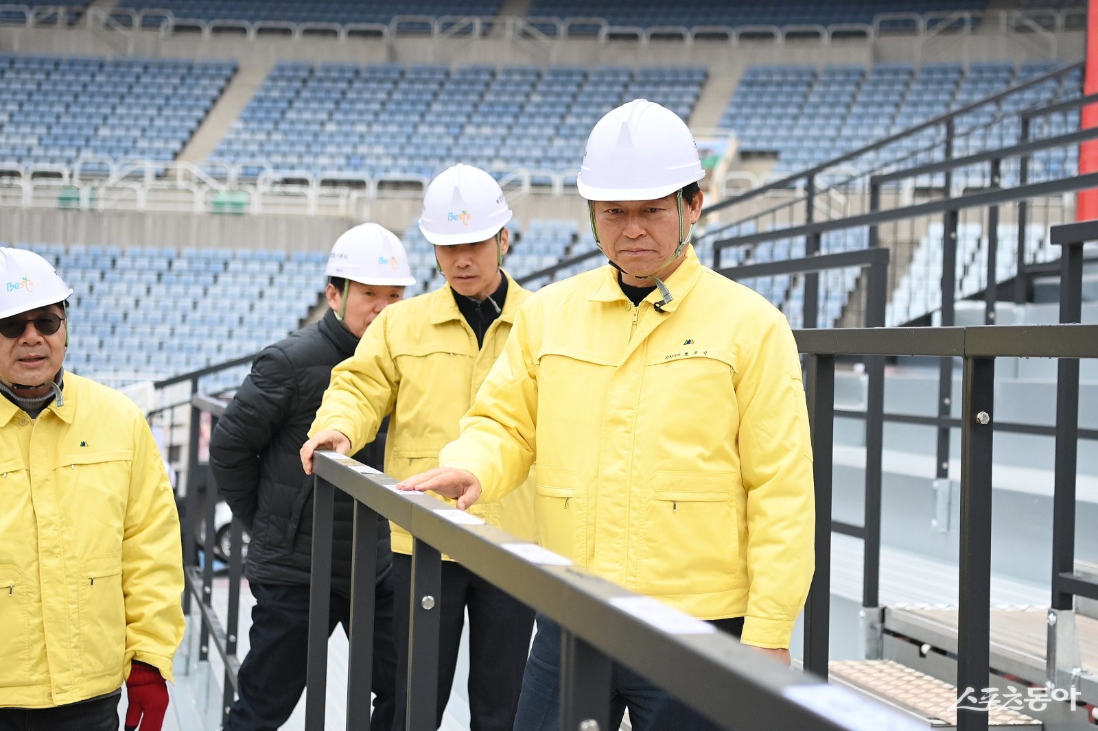 부천시 점검단이 부천FC1995 홈 개막전을 대비해 부천종합운동장 좌석을 꼼꼼하게 살피고 있다. 사진제공｜부천시
