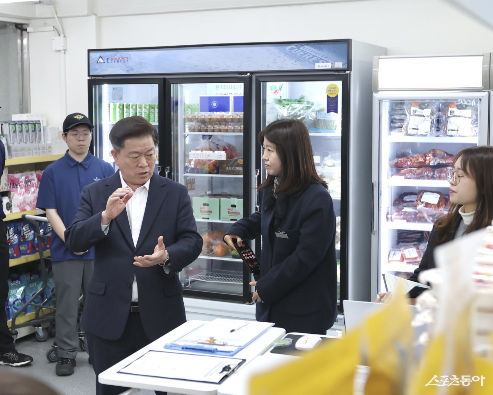 박승원 광명시장이 6일 오후 ‘그냥드림’ 코너를 운영 중인 광명푸드뱅크마켓센터를 방문해 운영 현황을 점검하고, 복지사각지대 발굴과 지원에 총력을 다해달라고 당부하고 있다. 사진제공｜광명시