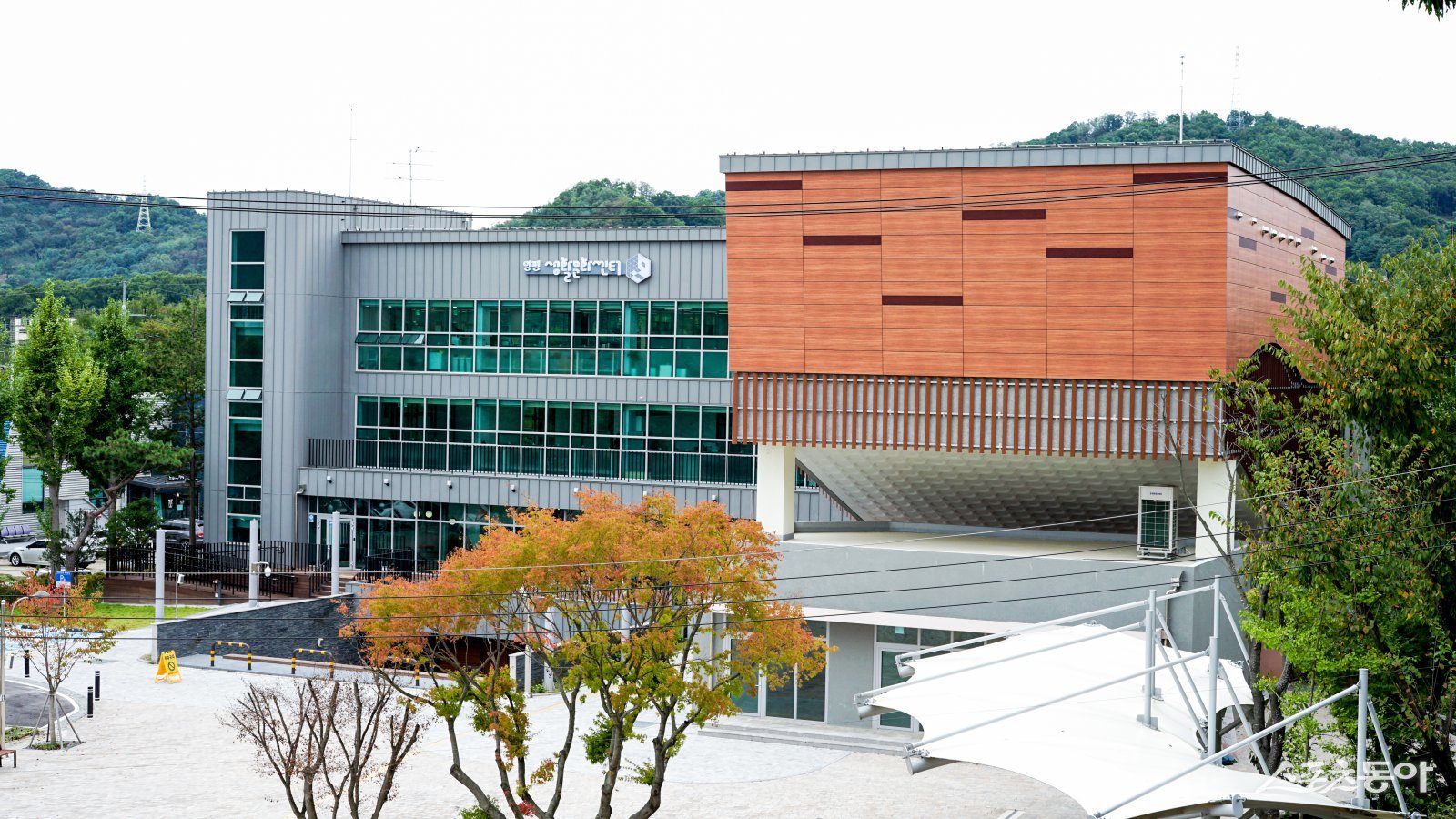 양평문화재단(이사장 박신선)은 오는 21일 토요일 오후 3시, 재단 2층 ‘씨어터양평’에서 3월 정기공연 ‘별빛물빛 콘서트 in 양평’을 개최한다(재단 전경). 사진제공｜양평문화재단