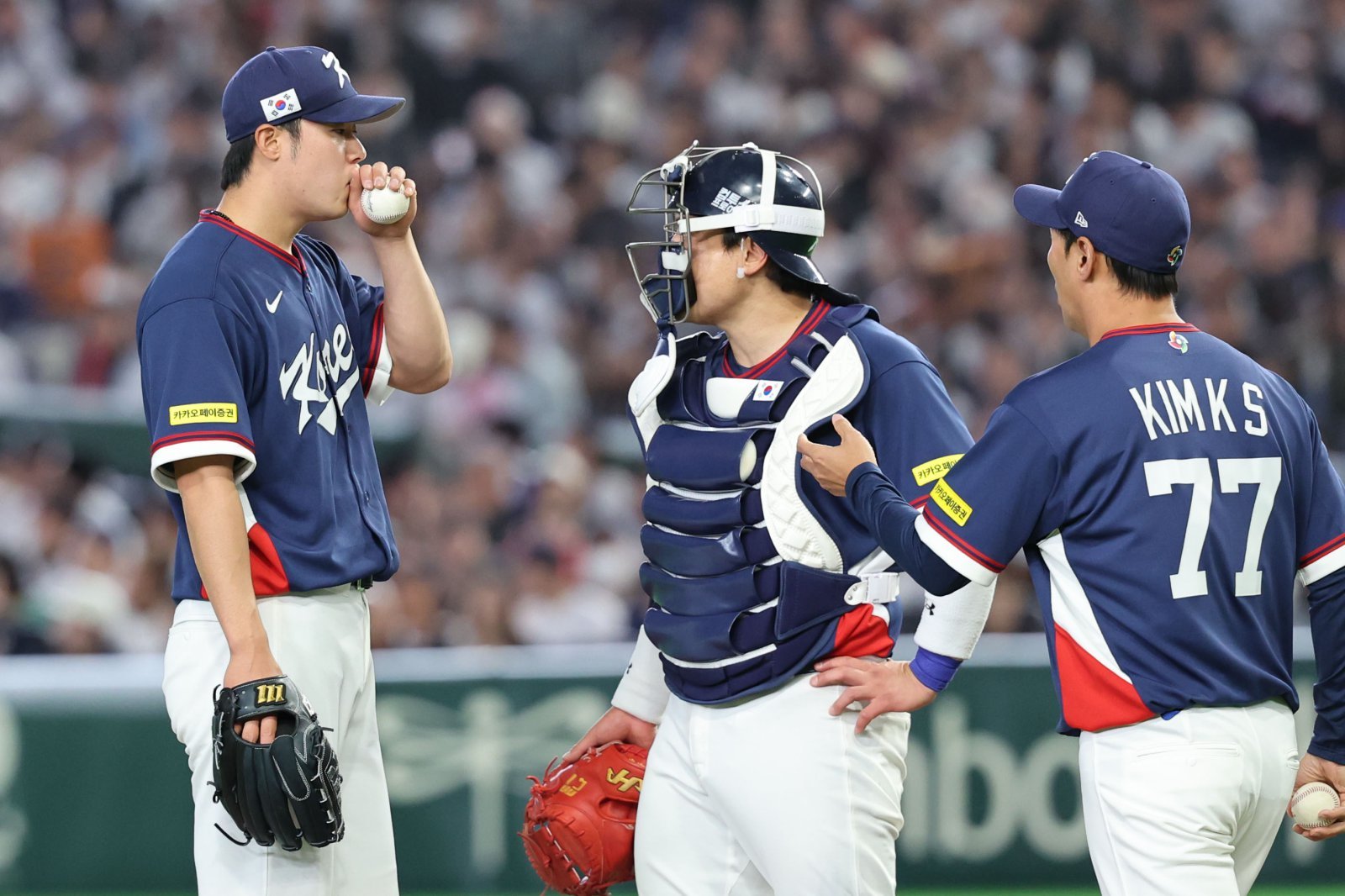 WBC 야구 대표팀 김영규(왼쪽)가 7일 일본 도쿄돔서 열린 일본전에서 7회말 위기를 막지 못하고 교체되고 있다. 대표팀은 일본에 최종 6-8로 지며 한일전 11연패 늪에 빠지게 됐다. 도쿄｜뉴시스