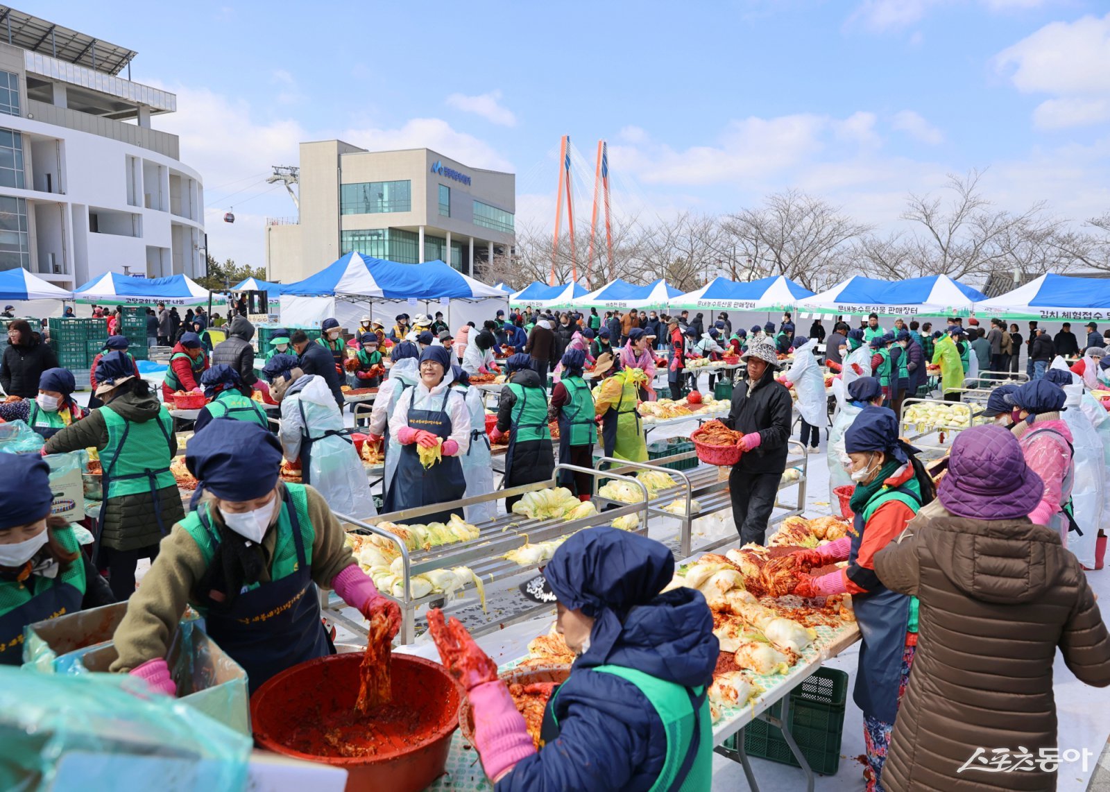 해남군이 지난 7일 문내면 우수영 관광지에서 ‘새봄 새김치 담그기 축제’를  개최하고 있다. 사진제공｜해남군