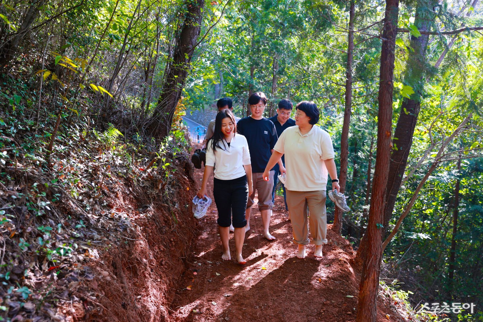 보성읍 망제산에 조성한 ‘맨발 산책길’을 주민들이 걷고 있다. 사진제공｜보성군