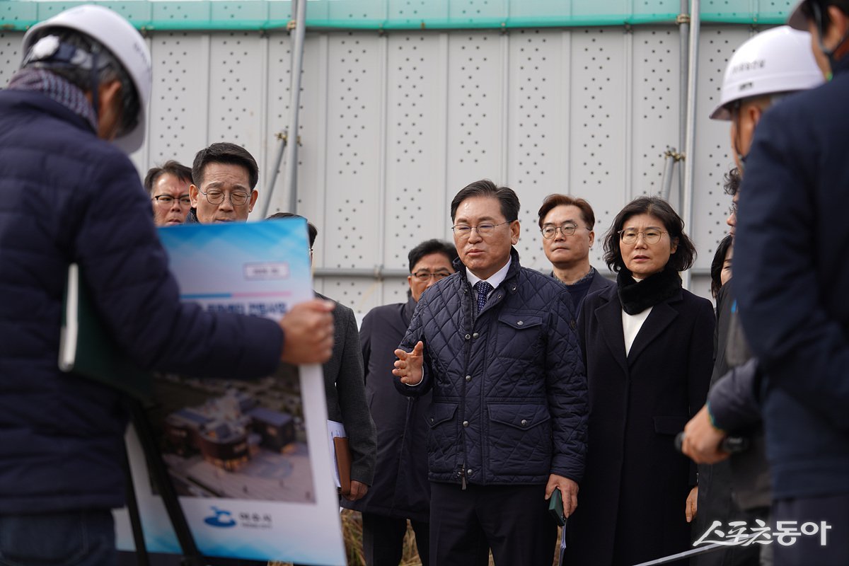여수시 관계자들이 6일 ‘화정면 개도 부행사장’ 조성 현장에서 간부회의를 개최하고 2026여수세계섬박람회 준비 상황을 점검하고 있다. 사진제공|여수시