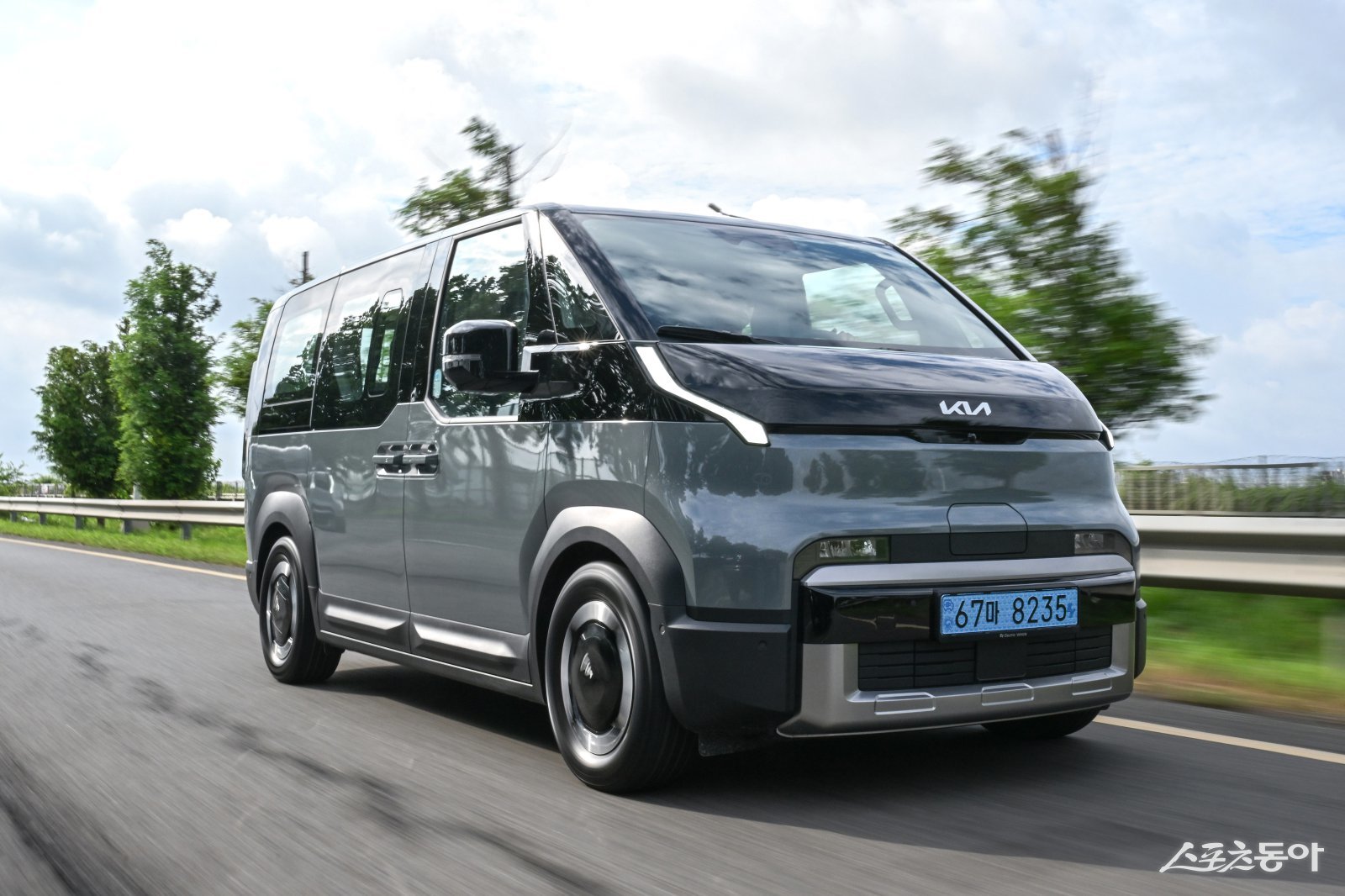 기아가 브랜드 최초로 선보인 전동화 전용 PBV(Platform Beyond Vehicle) ‘더 기아 PV5’는 비즈니스와 라이프스타일의 경계를 허무는 ‘달리는 워크스테이션’으로 완벽하게 자리매김했다. 사진제공｜기아