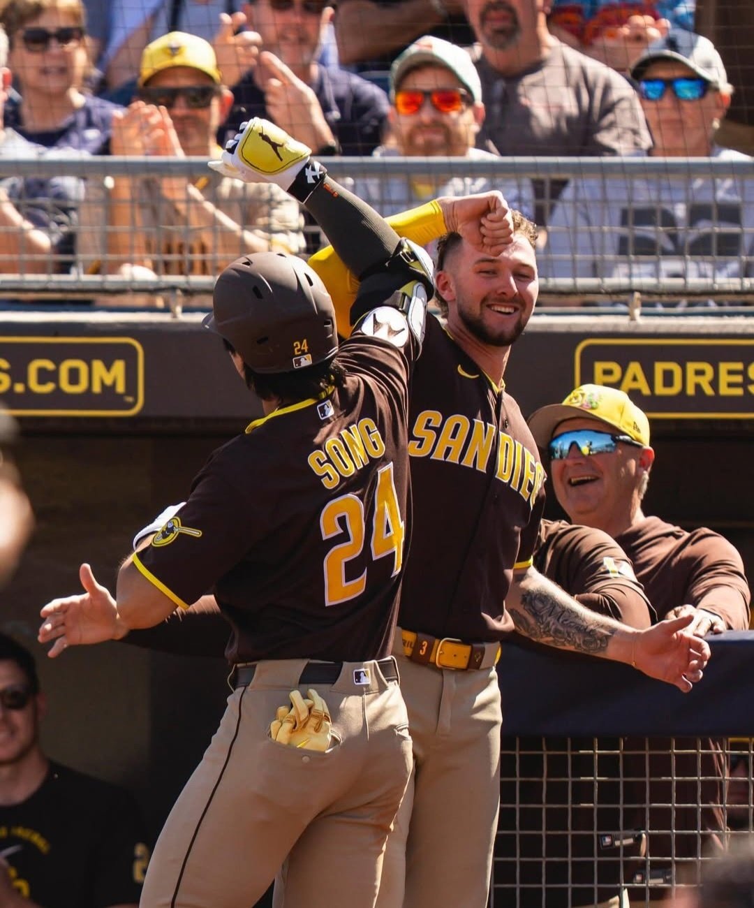 샌디에이고 송성문(24번)은 6일(한국시간) 시애틀전 옆구리 부상이 재발해 현재 휴식하고 있다. 이는 개막 로스터 경쟁에 악영향을 미칠 전망이다. 사진출처｜샌디에이고 공식 SNS