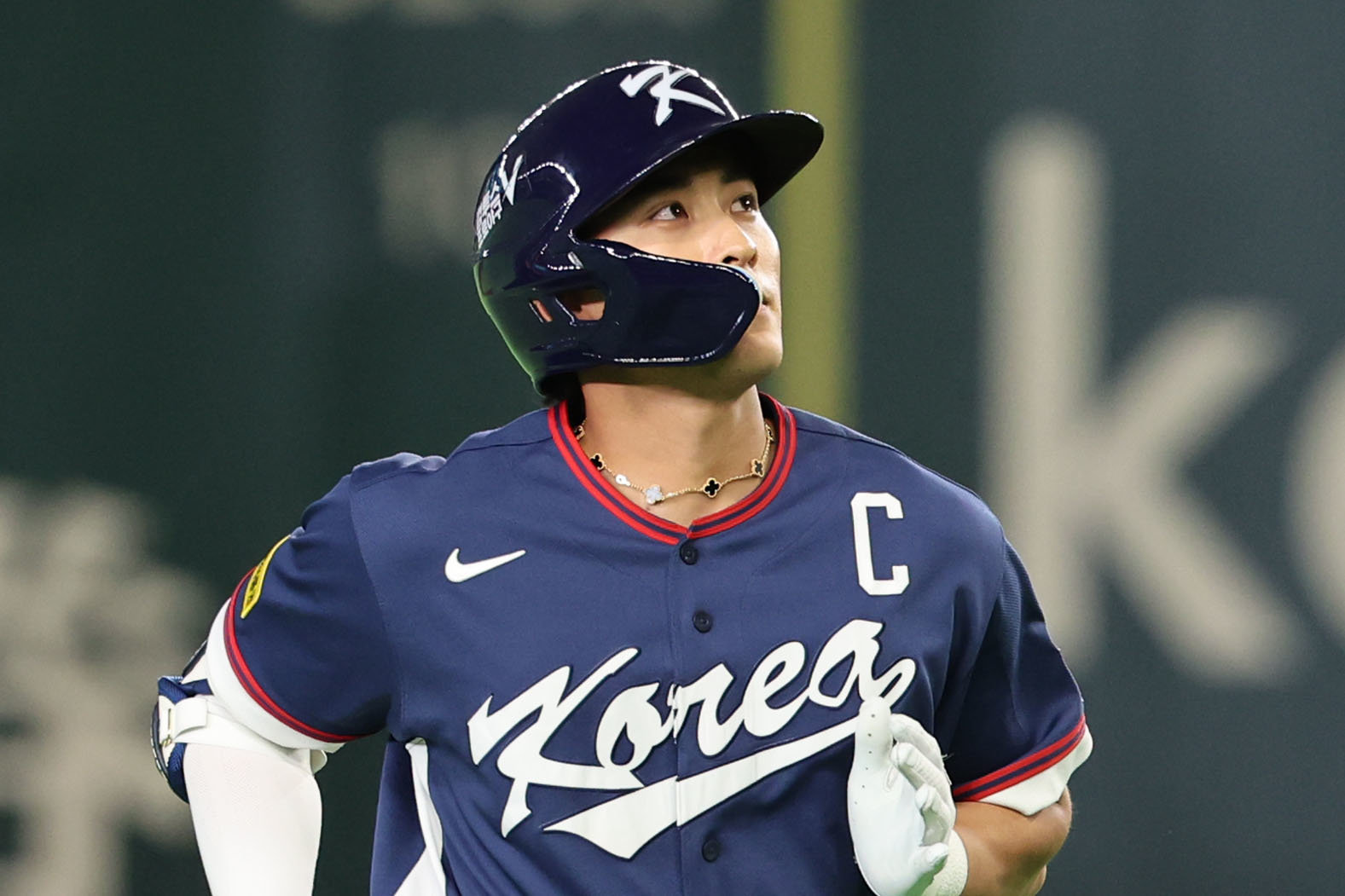 WBC 야구 대표팀 주장 이정후가 7일 일본 도쿄돔서 열린 대회 본선 1라운드 일본전 3회초 무사 주자 1루 상황에서 중견수 플라이로 물러난 뒤 덕아웃으로 복귀하고 있다. 도쿄｜뉴시스