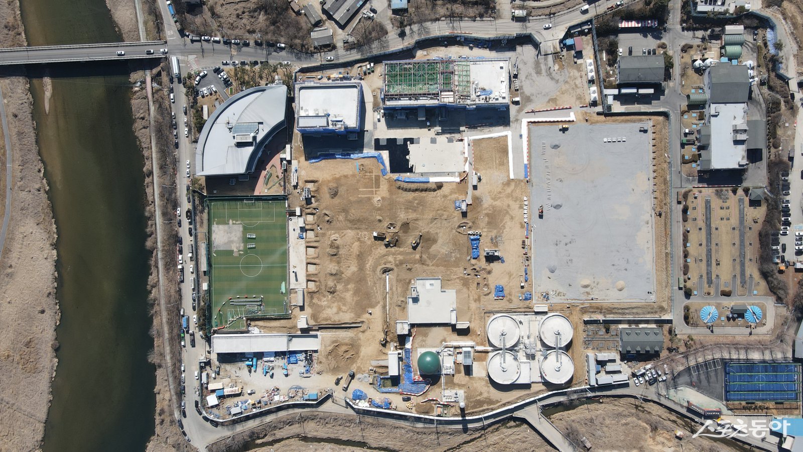 용인특례시(시장 이상일)가 혐오시설로 인식되던 환경기초시설을 지하로 내리고, 지상에는 대규모 체육공원을 조성하는 ‘용인에코타운 조성사업’을 성공적으로 마무리하며 오는 6월 준공을 앞두고 있다(6월 용인에코타운조성사업 준공을 앞두고 마무리 공사가 진행되고 있는 용인레스피아 전경). 사진제공｜용인시