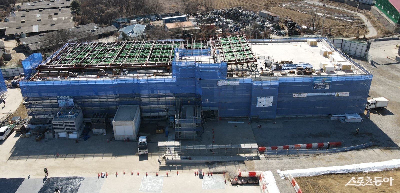 용인특례시(시장 이상일)가 혐오시설로 인식되던 환경기초시설을 지하로 내리고, 지상에는 대규모 체육공원을 조성하는 ‘용인에코타운 조성사업’을 성공적으로 마무리하며 오는 6월 준공을 앞두고 있다(용인레스피아에 건립 중인 다목적체육관 전경). 사진제공｜용인시