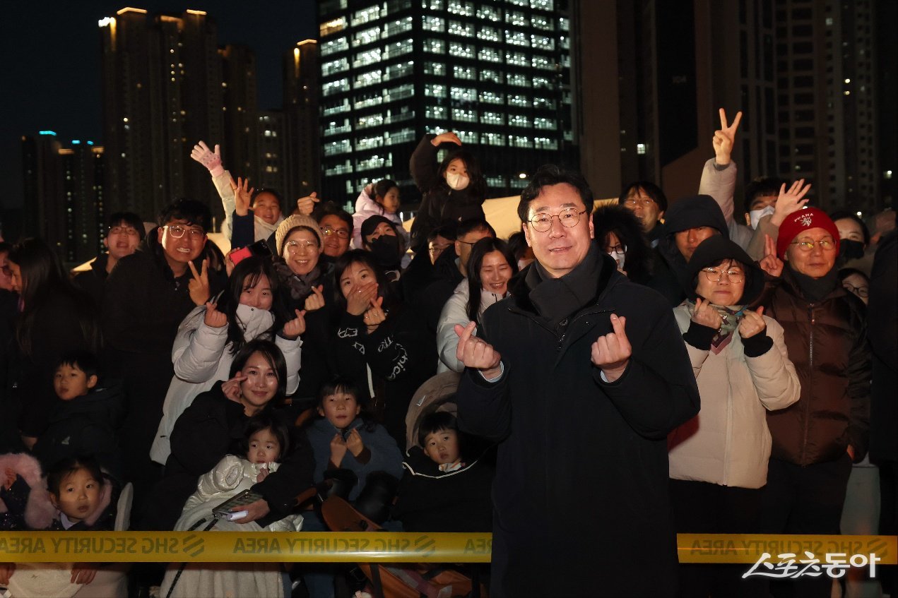 정명근 화성특례시장과 시민들이 정월대보름을 기념하고 있다. 사진제공｜화성시